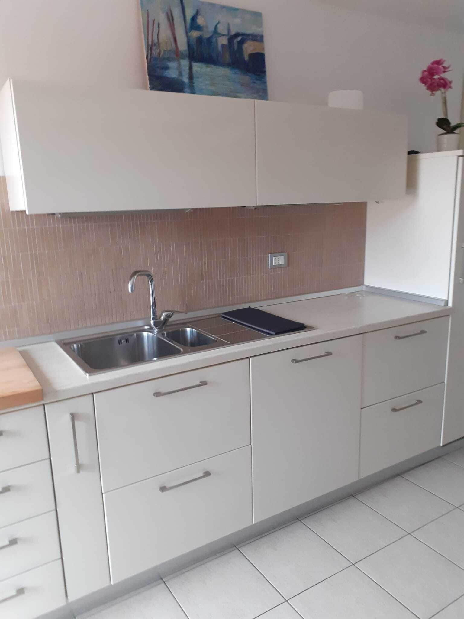 Kühlschrank, Ofen, Geschirrspüler, Wasserkocher mit Kaffee-/Teezubehör