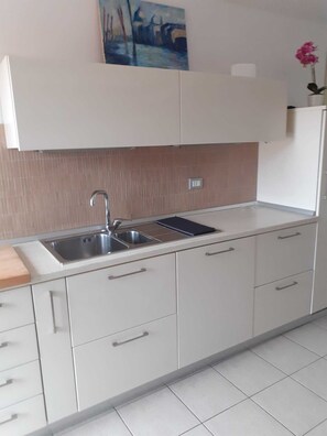 Réfrigérateur, four, lave-vaisselle, cafetière/bouilloire