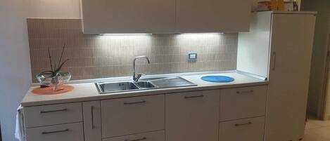 Réfrigérateur, four, lave-vaisselle, cafetière/bouilloire