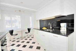 冰箱、微波炉、烤箱、炉灶