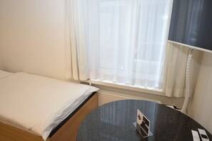 Tabla de planchar con plancha, wifi y ropa de cama 