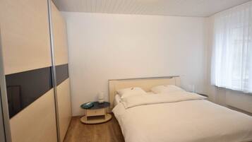 1 Schlafzimmer, Schreibtisch, Bügeleisen/Bügelbrett, WLAN