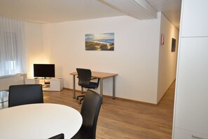Dining - Centrally located 2BR (Color 23) (Zürich)