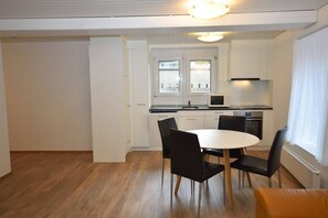Dining - Centrally located 2BR (Color 23) (Zürich)