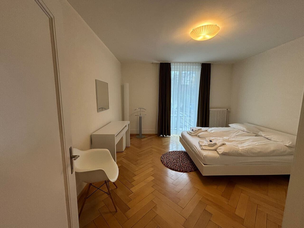 2 bedrooms, desk, iron/ironing board, WiFi