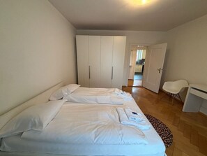 2 bedrooms, desk, iron/ironing board, WiFi - 2BR near lake (Stardust 11) (Zürich)