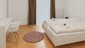 A bedroom with a bed, a desk, and a chair. - 2BR near lake (Stardust 11) (Zürich)