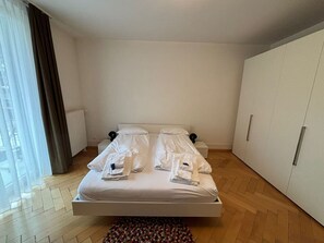 2 bedrooms, desk, iron/ironing board, WiFi