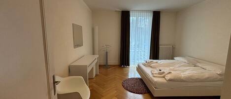 2 bedrooms, desk, iron/ironing board, WiFi