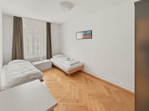 2 slaapkamers, een bureau, een strijkplank/strijkijzer, wifi