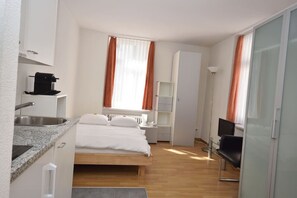 Iron/ironing board, WiFi, bed sheets