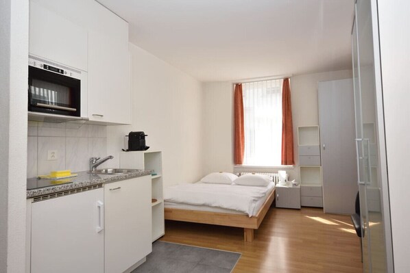 Iron/ironing board, WiFi, bed sheets