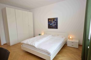 2 bedrooms, desk, iron/ironing board, WiFi