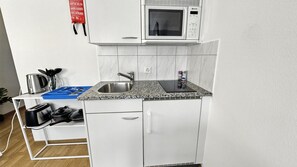 Mikrowelle, Herdplatte, Wasserkocher mit Kaffee-/Teezubehör