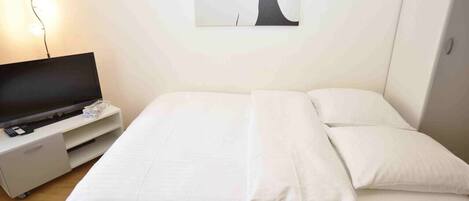 Iron/ironing board, WiFi, bed sheets