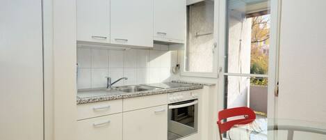 Een koelkast, een microgolfoven, een kookplaat