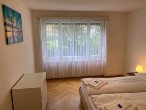 2 Schlafzimmer, Schreibtisch, Bügeleisen/Bügelbrett, WLAN