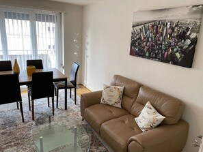 TV - 2BR near city center (Vineyard 21) (Zürich)