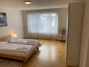 2 bedrooms, desk, iron/ironing board, WiFi - 2BR near city center (Vineyard 21) (Zürich)