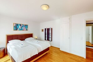 3 bedrooms, iron/ironing board, WiFi, bed sheets