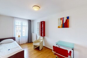 3 bedrooms, iron/ironing board, WiFi, bed sheets - 3BR city flat near Bellevue! SF6 (Zürich)
