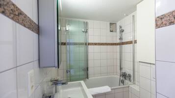 SĂšche-cheveux, serviettes fournies