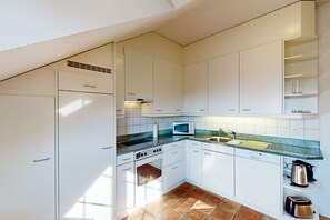 Een koelkast, een microgolfoven, een oven, een kookplaat