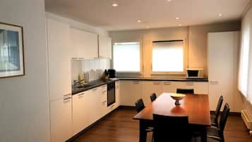 Kylskåp, mikrovågsugn, ugn och spishäll