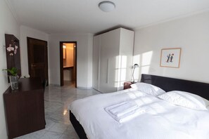 2 室のベッドルーム、アイロン / アイロン台、WiFi、ベッドシーツ