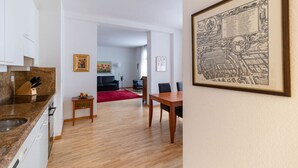 A modern kitchen with granite countertops and a dining area with a wooden table and chairs. - Nice 1BR apartment near lake (FB6) (Zürich)