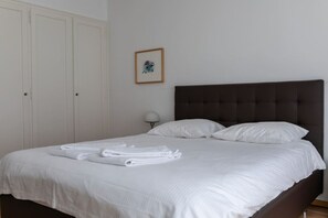Desk, iron/ironing board, WiFi, bed sheets