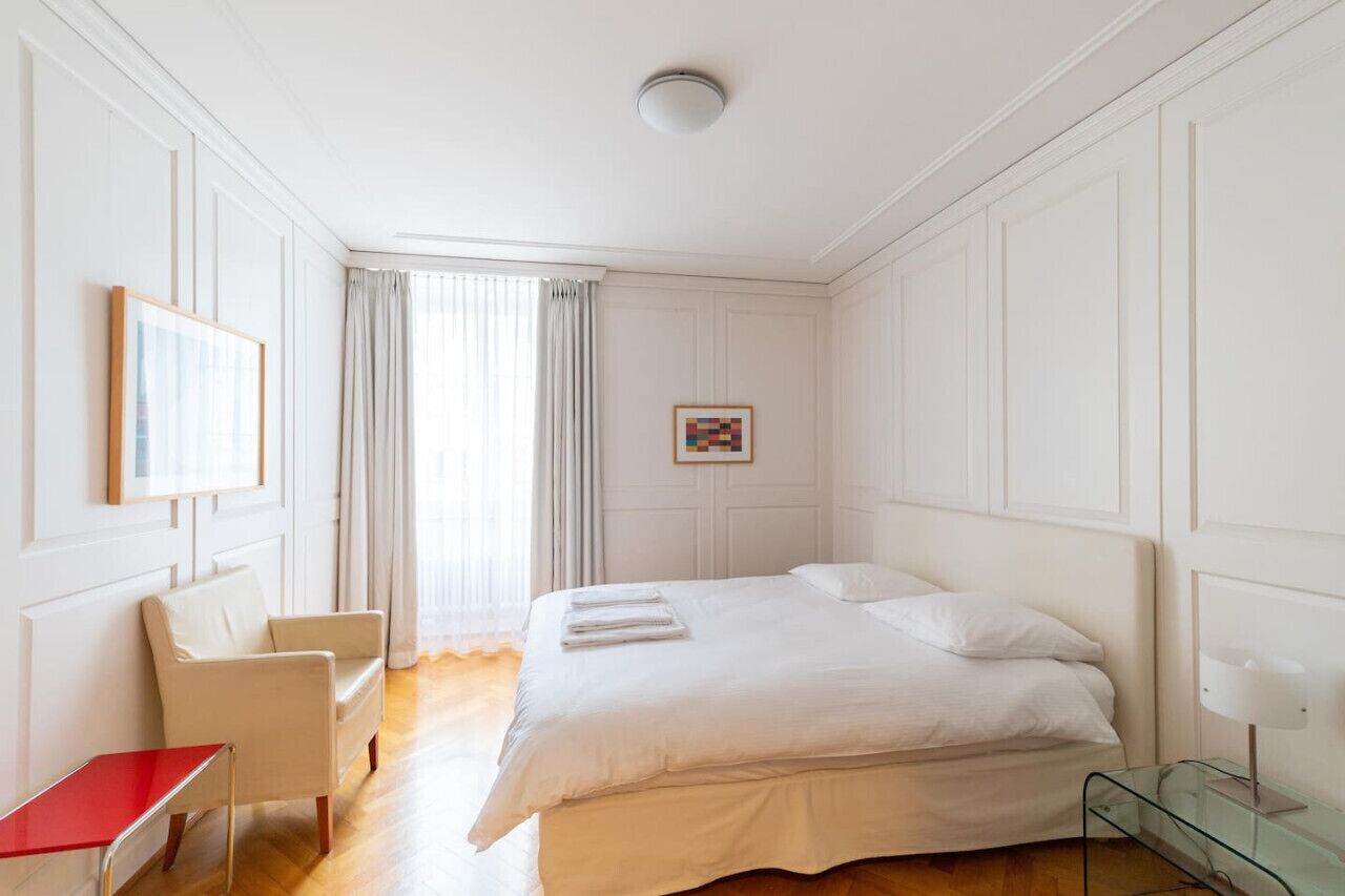 Tabla de planchar con plancha, wifi y ropa de cama 