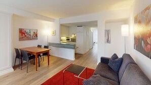 Un apartamento moderno con comedor, cocina y sala de estar.