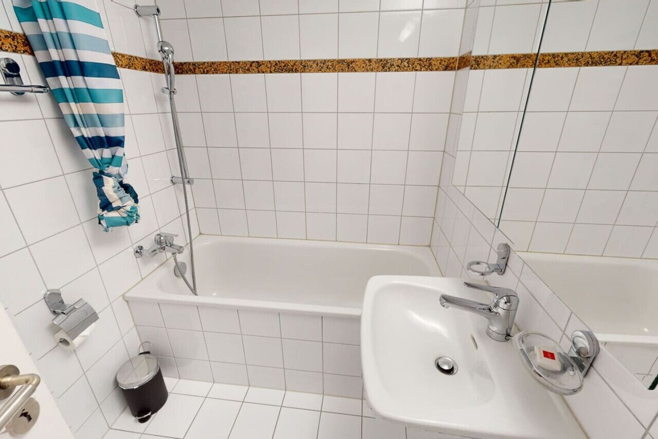 Secador de cabelo, toalhas de banho