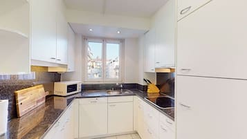 KĂŒhlschrank, Mikrowelle, Ofen, Herdplatte