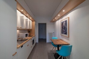 冷蔵庫、電子レンジ、オーブン、コンロ