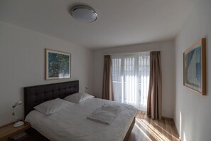 2 bedrooms, desk, iron/ironing board, WiFi