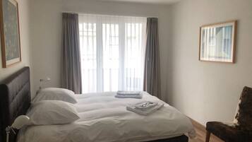 2 bedrooms, desk, iron/ironing board, WiFi