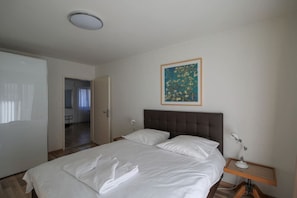 2 bedrooms, desk, iron/ironing board, WiFi