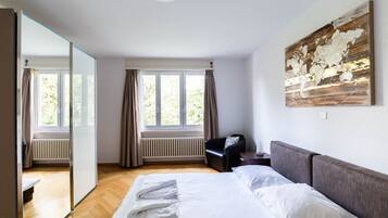 1 slaapkamer, een bureau, een strijkplank/strijkijzer, wifi