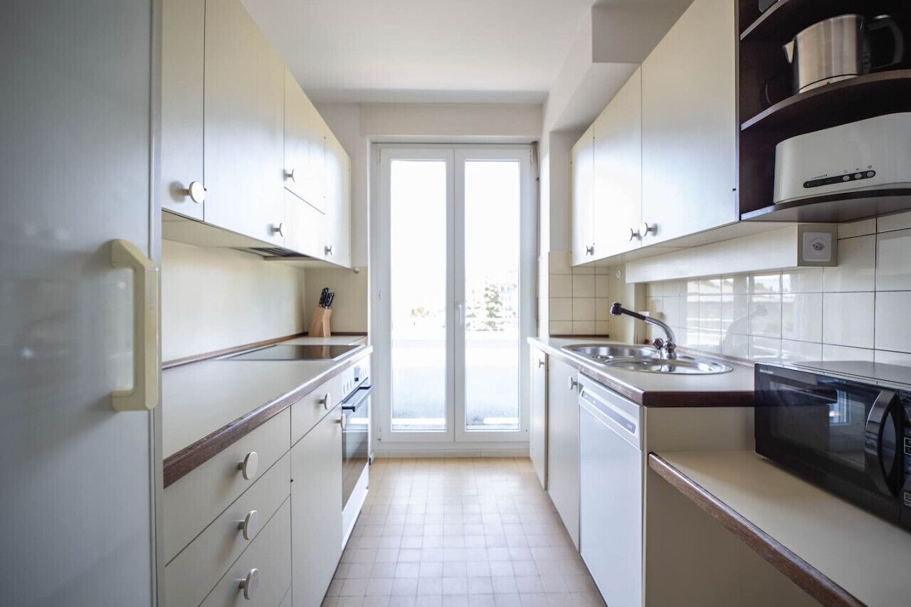 Kühlschrank, Mikrowelle, Herdplatte, Kochgeschirr/Geschirr/Besteck