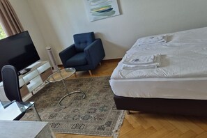 Iron/ironing board, WiFi, bed sheets