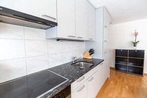 ثلاجة، ميكروويف، فرن، موقد طهي مسطح