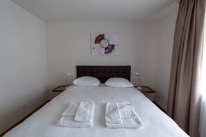 2 bedrooms, iron/ironing board, WiFi, bed sheets