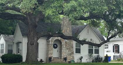 Charming 2-bdrm house walking distance from historic downtown w/ WiFi & HVAC.