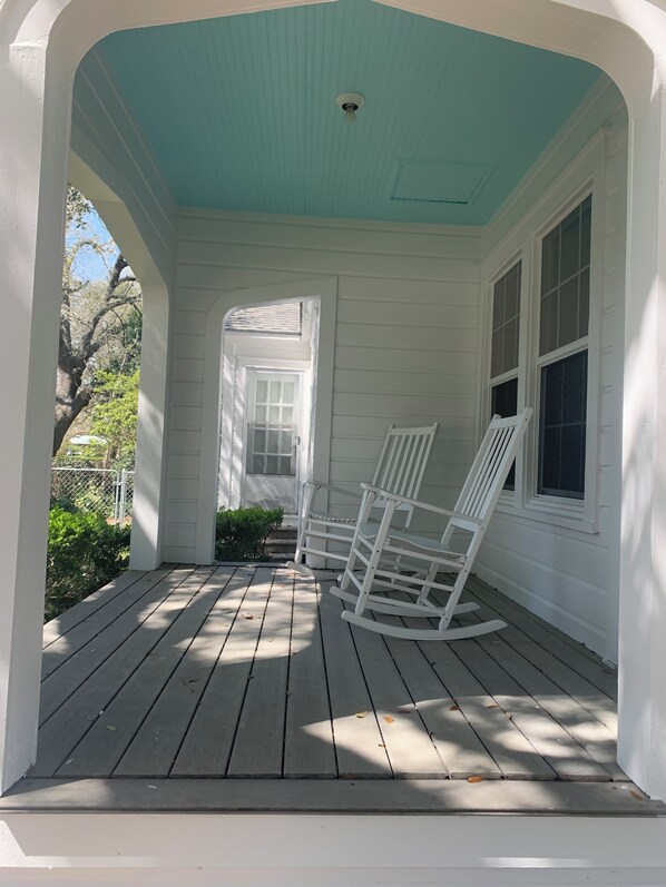 Terrace/patio - Charming 2-bdrm house walking distance from historic downtown w/ WiFi & HVAC. (Gonzales)