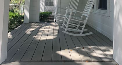 Charming 2-bdrm house walking distance from historic downtown w/ WiFi & HVAC.