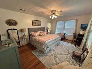 2 bedrooms, iron/ironing board, WiFi, bed sheets - Charming 2-bdrm house walking distance from historic downtown w/ WiFi & HVAC. (Gonzales)