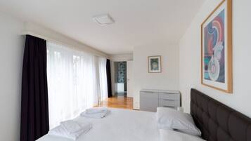 Iron/ironing board, WiFi, bed sheets