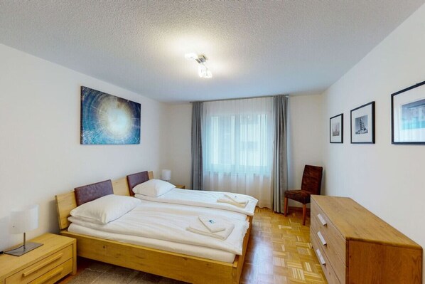 2 habitaciones, escritorio, tabla de planchar con plancha y wifi 